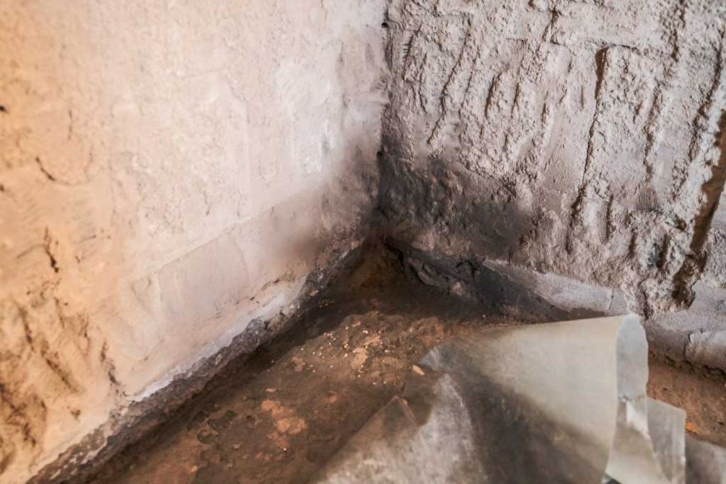 Boden- Wandanschluss 1 Druckwasserschaden im Keller.